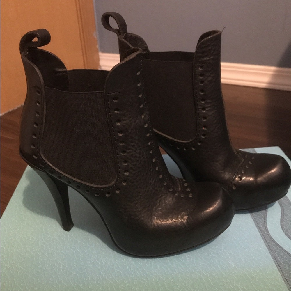 Pedro García boots